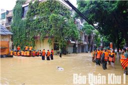 Hơn 150 cán bộ, chiến sĩ giúp nhân dân vùng ngập lụt